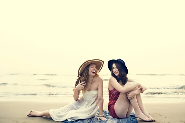 Chicas con vestidos en la playa — Foto de Stock