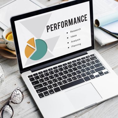 çalışma alanı tablo açılan laptop