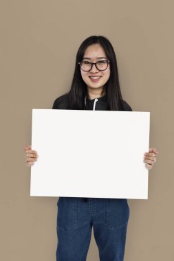 Boş boş tutan kız