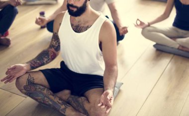 Joga sınıfındaki yapan insanlar 