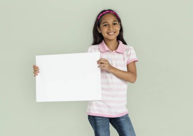 Neşeli kız holding kağıt boş