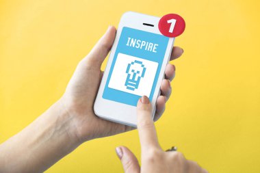 insan elinden tutarak cep telefonu