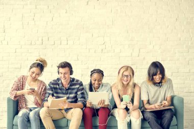 Dijital cihazlar kullanan öğrenciler 