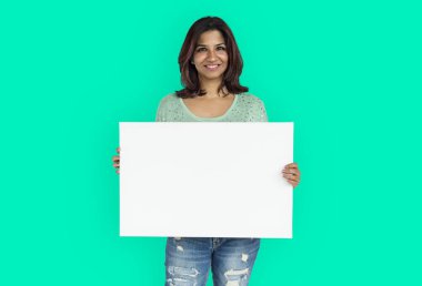 kadın holding beyaz kağıt boş