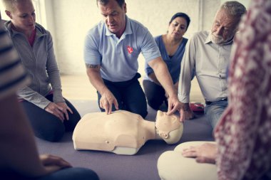CPR ilk yardım eğitimi öğrenme insanlar
