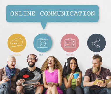 Dijital aygıtlar kullanan insanlar