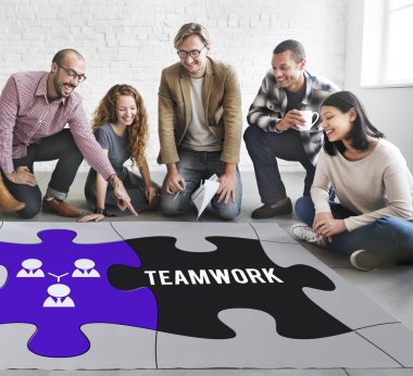 tasarımcılar poster ile çalışma 