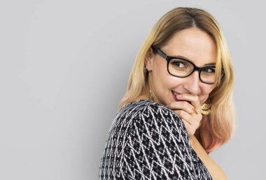 stüdyoda gülümseyen kadın