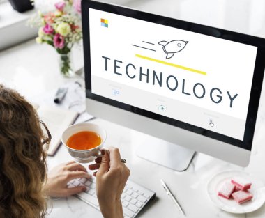 Bilgisayarda Çalışan Kadın