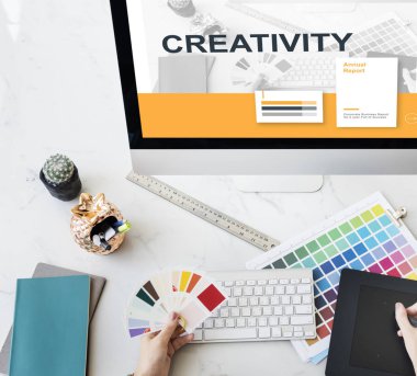 bilgisayarda çalışan tasarımcı