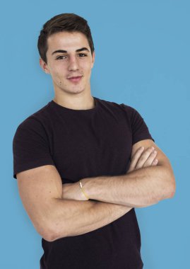 çapraz kollu yakışıklı adam