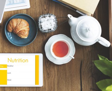 Sabah yemek ve dijital tablet 