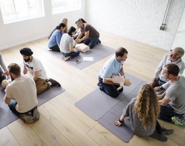 CPR ilk yardım eğitimi öğrenme insanlar