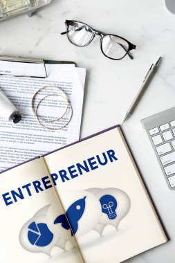 çalışma alanı tablosu ile açık kitap