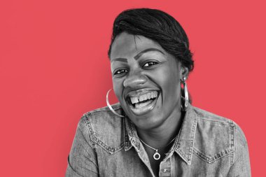 Afrikalı kadın gülüyor