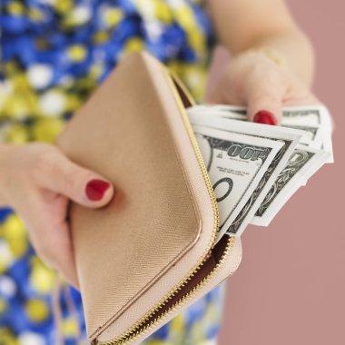 Dolarlarına Holding eller 