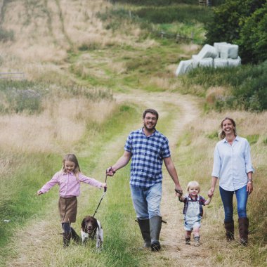 Aile ile köpek yürüyüş  