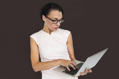 İş kadını Laptop 'ta çalışıyor