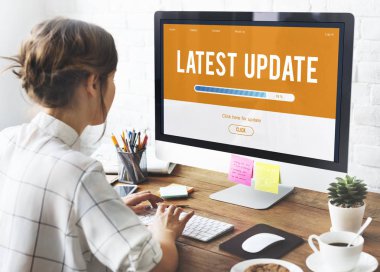 bilgisayar ile çalışan kadın 