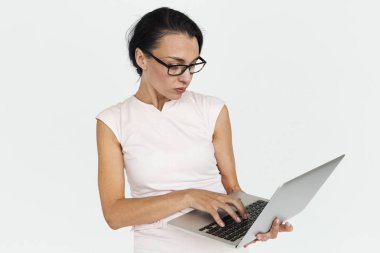 İş kadını Laptop 'ta çalışıyor