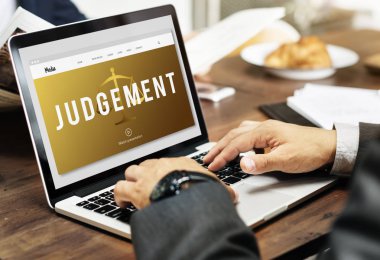 tipik dizüstü klavye üzerinde iş adamı