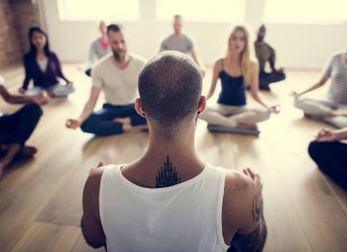 Çeşitlilik insanlar egzersiz yapıyor 