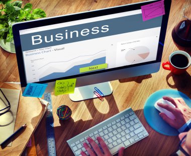 Bilgisayarda çalışan iş adamı 