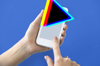 insan elinden tutarak cep telefonu