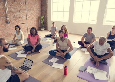 Çeşitlilik insanlar egzersiz yapıyor 