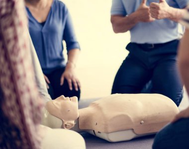 CPR ilk yardım eğitimi öğrenme insanlar