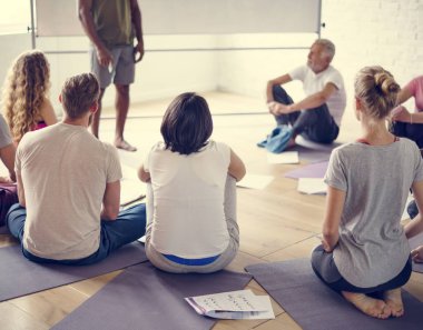 Çeşitlilik insanlar egzersiz yapıyor 