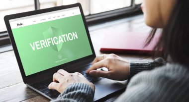 Dizüstü bilgisayar kullanan kadın