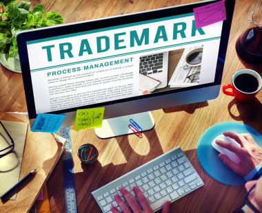 Bilgisayar kullanan bir iş adamı 