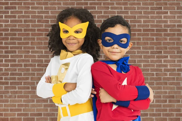 Copii mici în costume super eroi — Fotografie, imagine de stoc