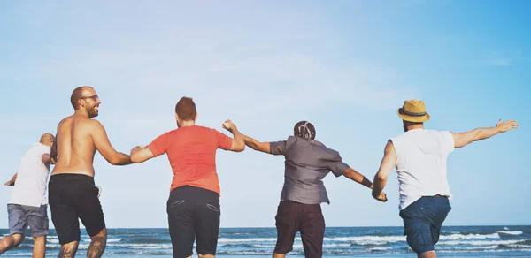 Jovens correndo no mar — Fotografia de Stock