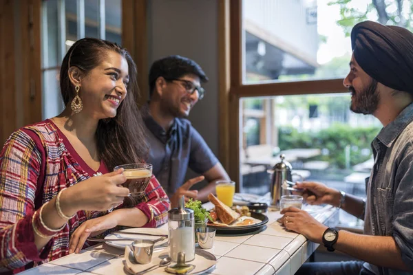 Люди індійської їжі в ресторані — стокове фото