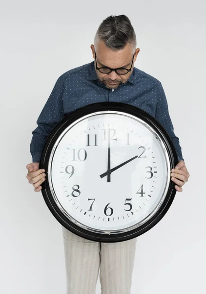 Empresario sosteniendo reloj — Foto de Stock