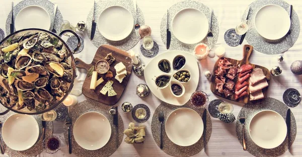 Jídlo a nápoje na stole — Stock fotografie