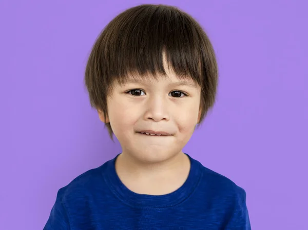 Милий азіатських хлопчик, кусаючи губи — стокове фото