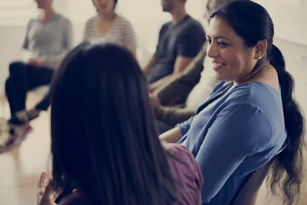 Gente sosteniendo las manos — Foto de Stock