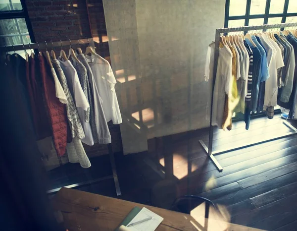 Ropa en perchas en la tienda —  Fotos de Stock