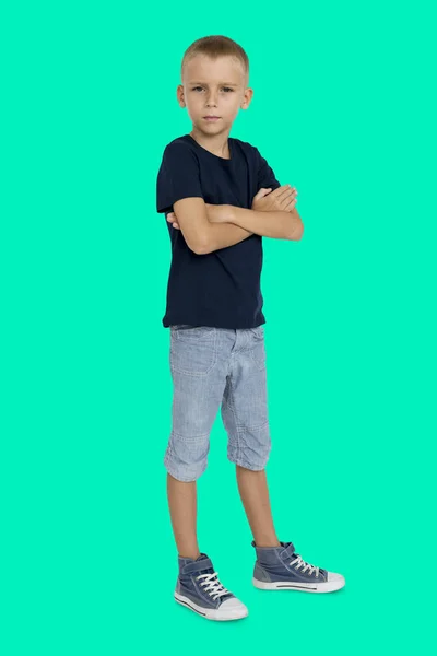 Allvarlig liten pojke med korsade armar — Stockfoto
