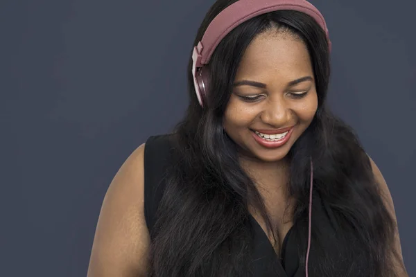 Femme africaine écouter de la musique dans les écouteurs — Photo