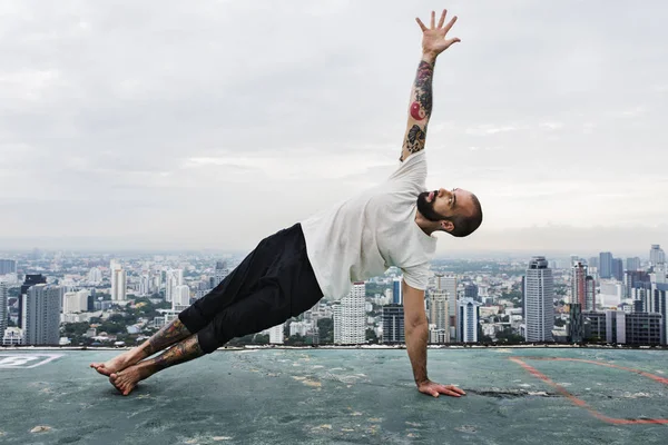 Hombre practicando yoga — Foto de Stock