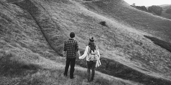 Casal de caminhantes nas montanhas — Fotografia de Stock