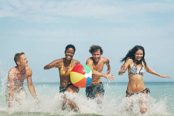 Ludzie biegający po plaży — Zdjęcie stockowe