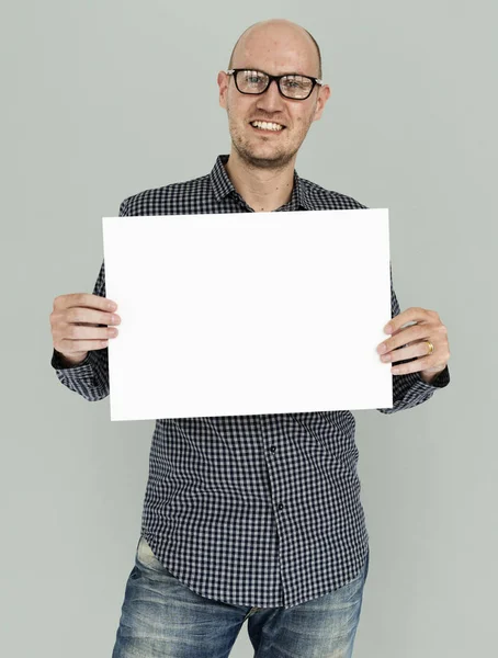 Hombre sosteniendo pancarta — Foto de Stock