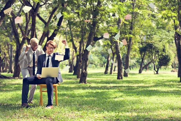 Gente de negocios lanzando documentos — Foto de Stock