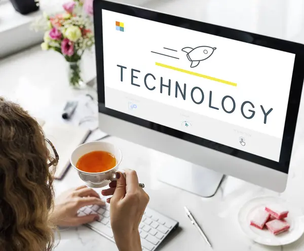 Bilgisayarda Çalışan Kadın