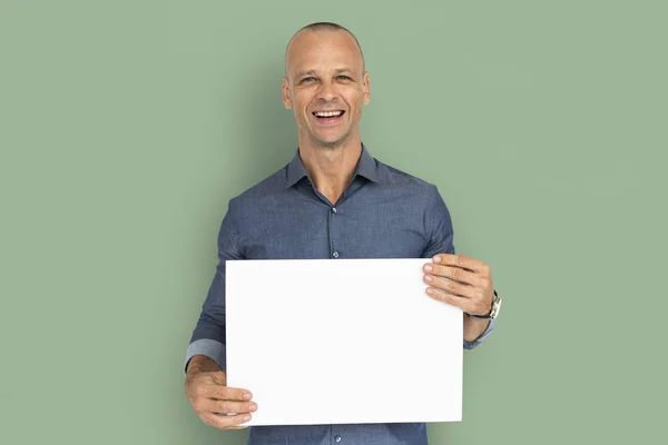 Hombre sosteniendo papel blanco en blanco —  Fotos de Stock